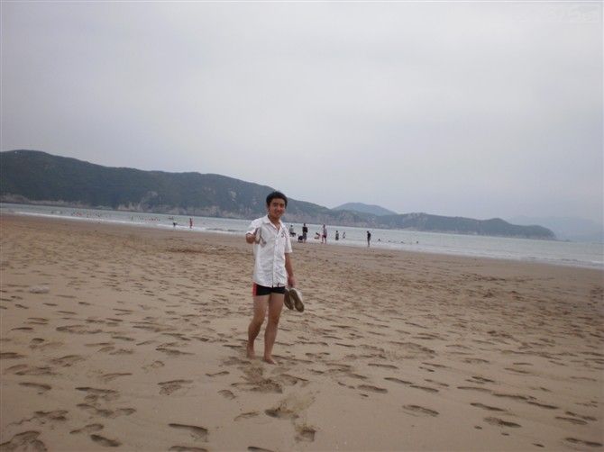 因为有事勿勿回家,也没怎么好好去玩,只去了偶从小长大的小渔村-乌石子,好像很多年没回去了,海依旧那么绿,光滑的石子依然那么的闪闪发亮,一切还是那么的亲切。。。。。另外去了千步沙,碧海金沙桃花岛就是以此命名的哦,哈。。 上图喽 '200')this.width='200';" >