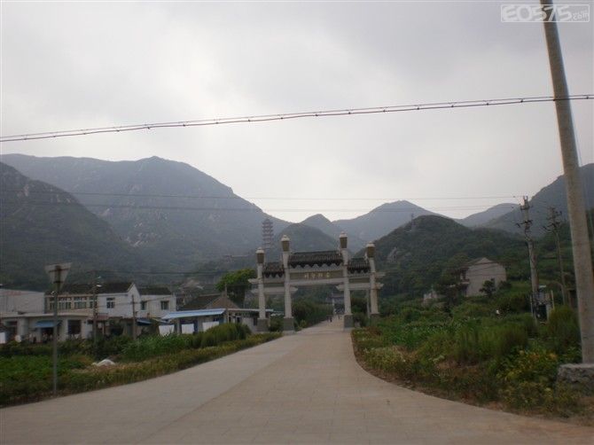 记录回家的风景-桃花岛-绍兴e网论坛_cninr 因为有事勿勿回家,也没怎么好好去玩,只去了偶从小长大的小渔村-乌石子,好像很多年没回去了,海依旧那么绿,光滑的石子依然那么的闪闪发亮,一切还是那么的亲切。。。。。另外去了千步沙,碧海金沙桃花岛就是以此命名的哦,哈。。 上图喽 '200')this.width='200';" >