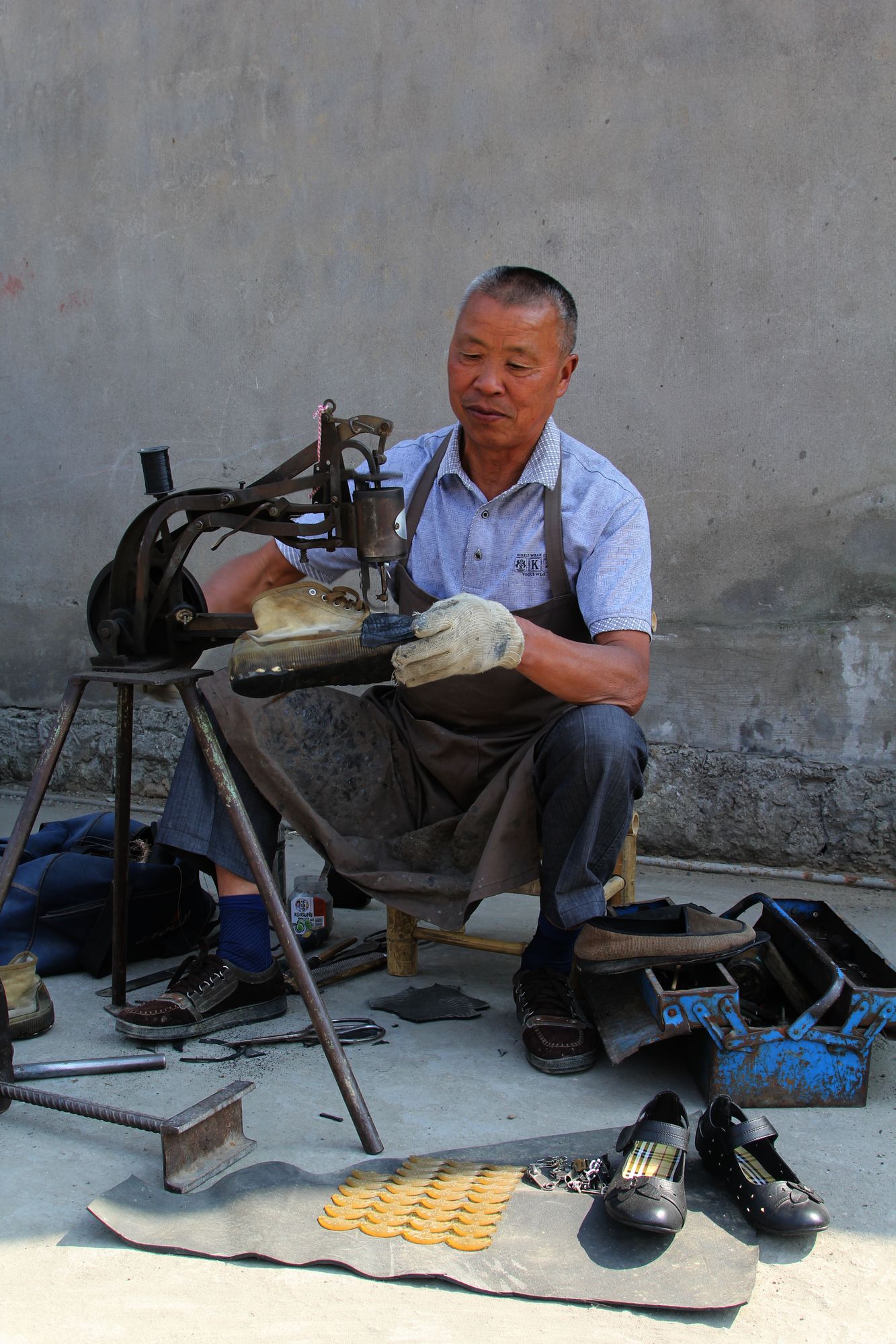 河南农村修鞋匠成全能修理工 称农村修鞋比城里活多|修鞋匠|鞋匠|修理工_新浪新闻