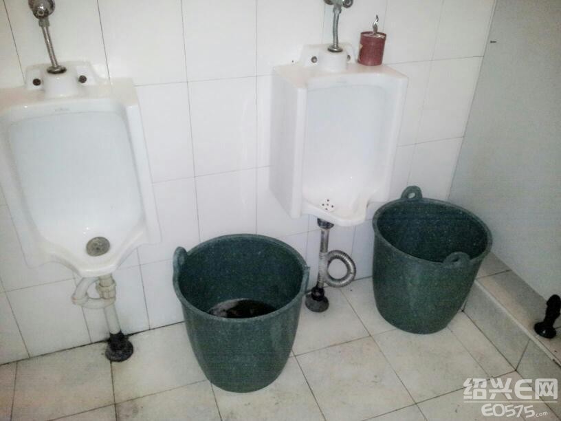 城南一公厕!有池不尿,让我们尿桶里!实在臭的一塌糊涂!