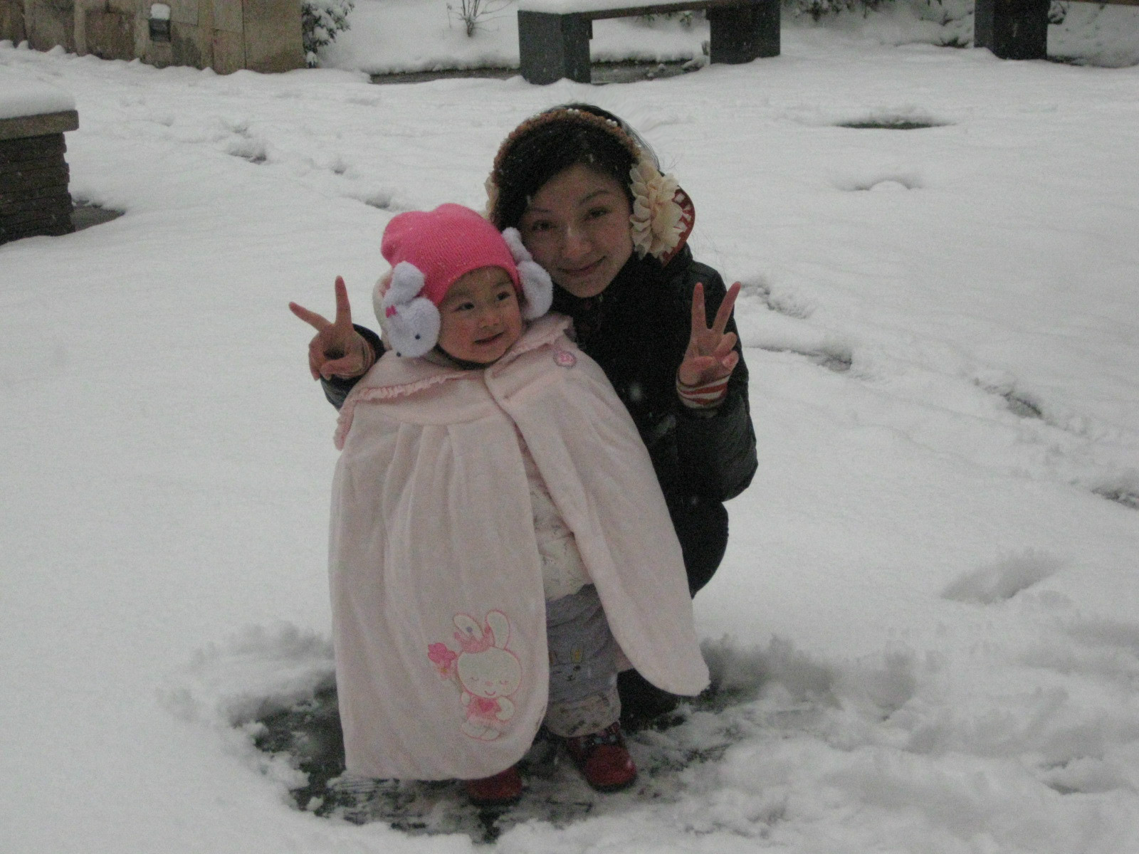 最相似母子脸大比拼,雪地微笑,温暖人心