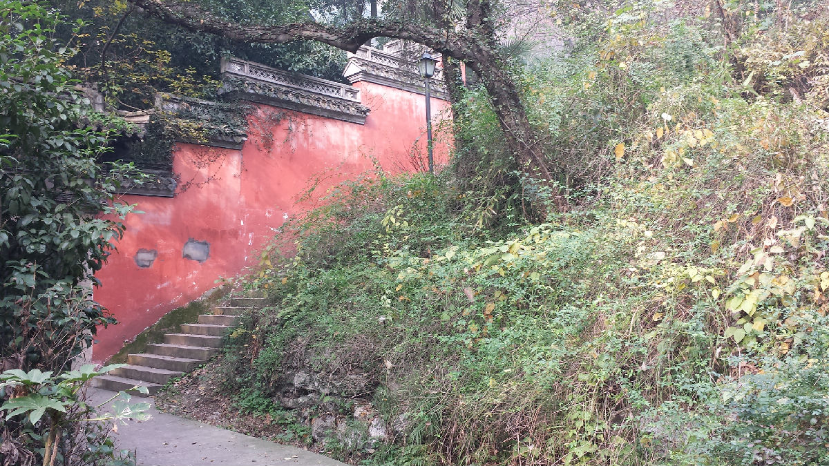 府山坐落面积不大,却似深山藏古寺