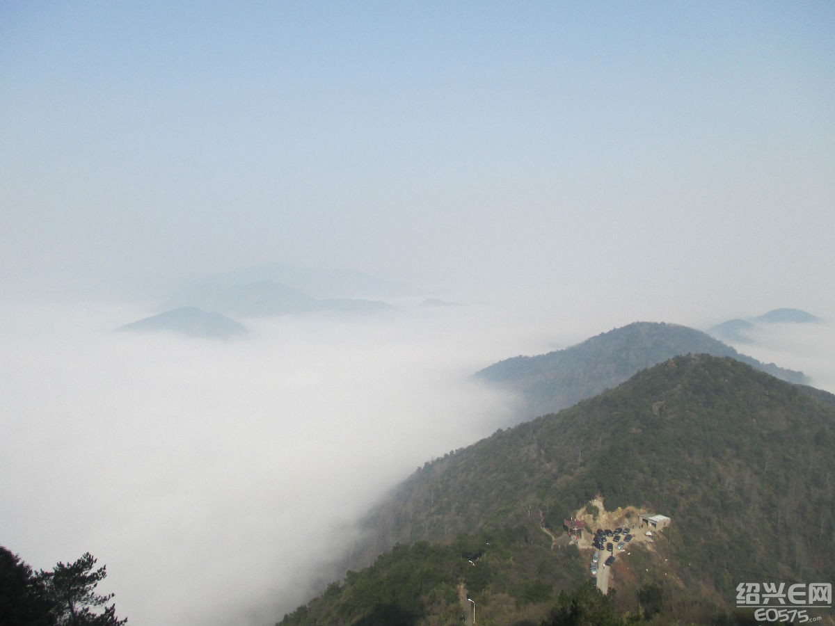 顶峰上有一座规模宏大的院——香山,内有大雄宝殿,圆通宝殿等.