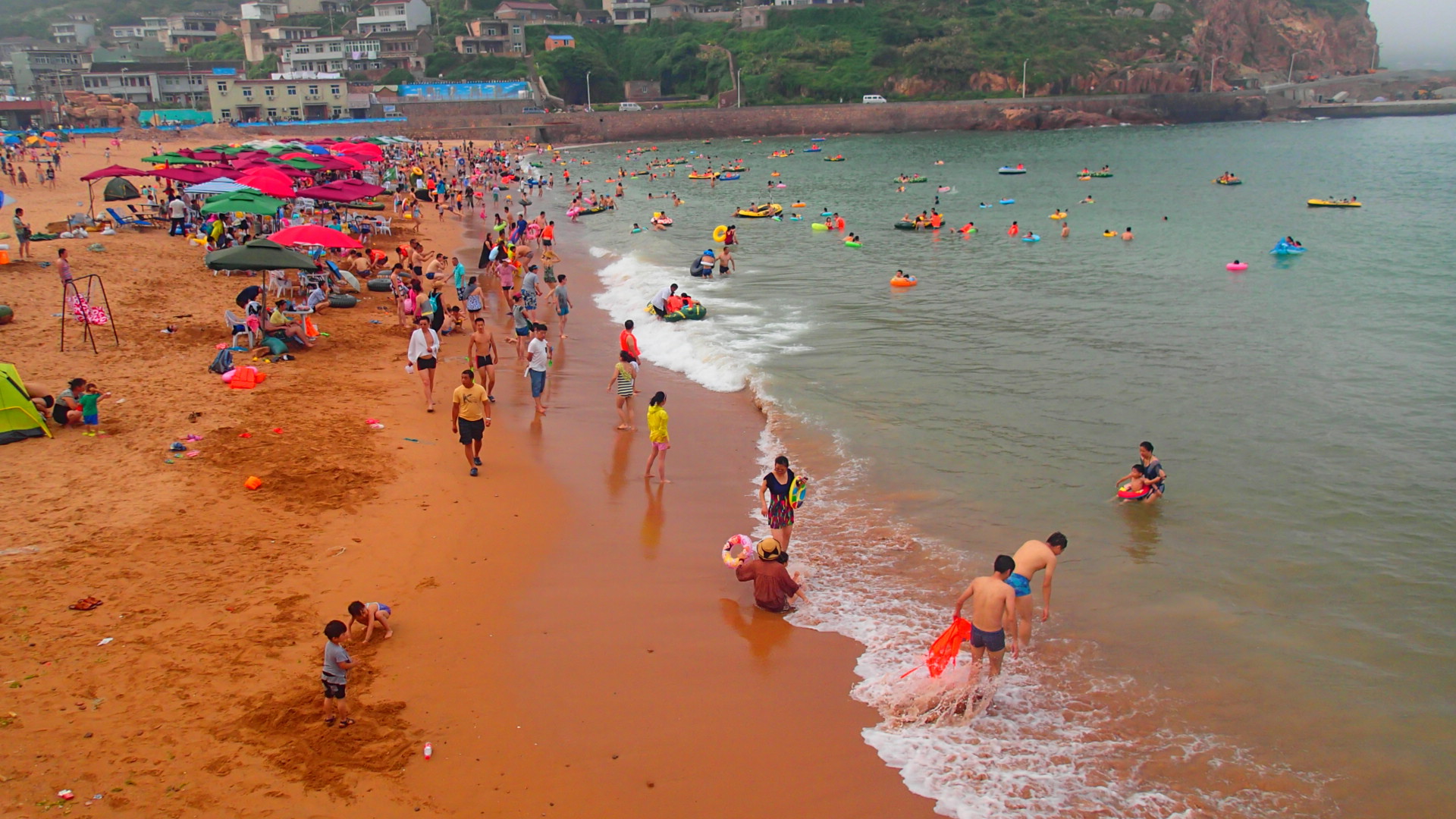 下午三点整治好营地,独大、左岸、一片云、乐逍遥、海哥、伍嘉一我们七个人一起前往山海奇观景点。山海奇观位于枸杞岛南部。五里碑(里西岗墩)峰巅,有一雄伟山崖傲然屹立,数十里外也可望见,高9米,宽7.3米,坐西朝东。东壁镌刻山海奇观4个巨擘大字。每字高1.6米,宽1.3米,分两行直书,为明万历十八年(1590年)浙直总兵都督侯继高督汛至此所题。石碑下沿有一条天然石凳,可供游人憩足足。前侧有一块平坦巨石,可供游人合影留念。周围松林茂郁,环境清幽。登上碑顶,山、礁、滩、云、天、海,景色尽收眼底,令人心醉神迷。 =