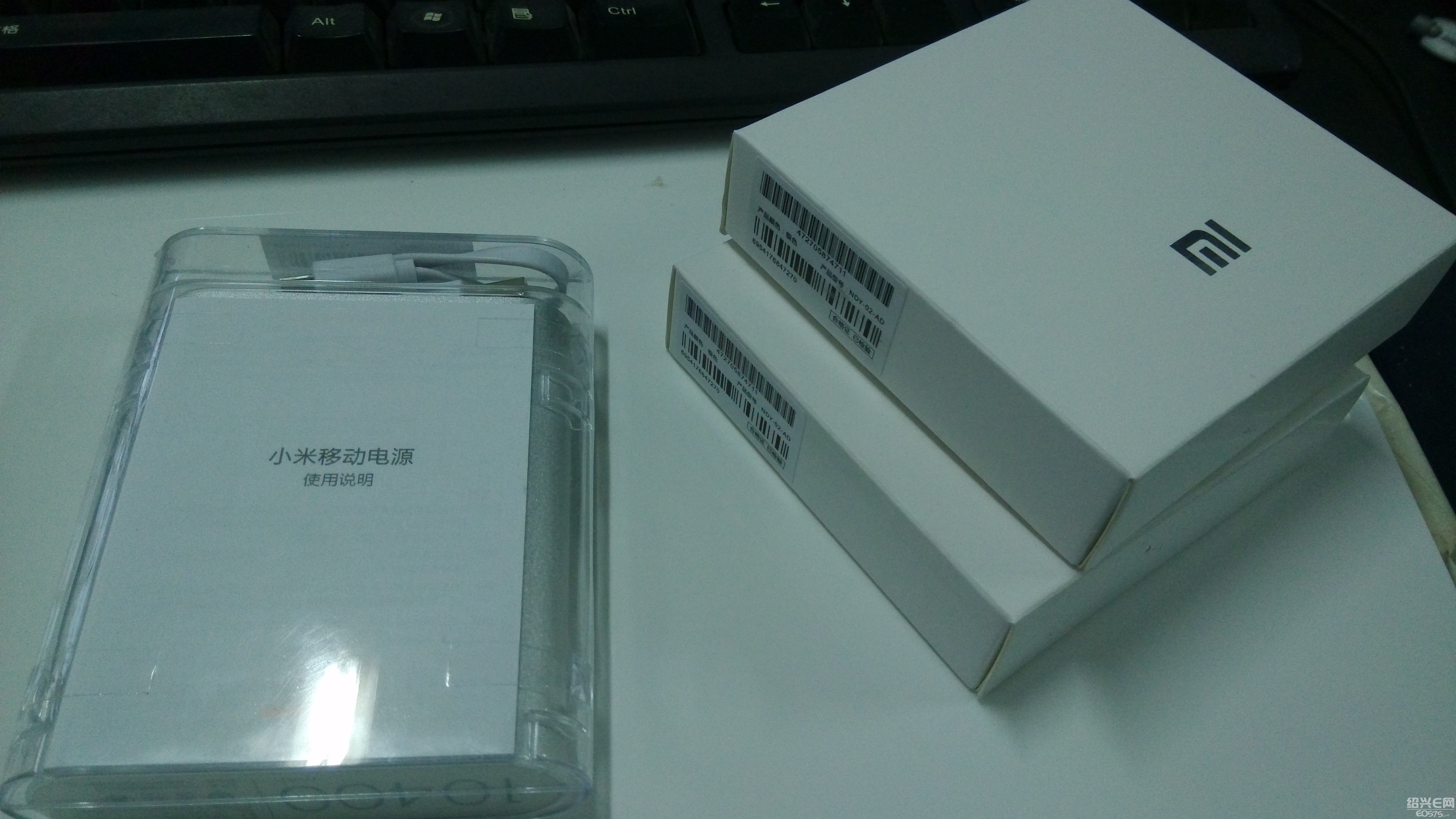 小米充电宝10400毫安,双十一促销,原价69元 塑料盒装,11月1日至12日期间到店购买,仅需39元,45元绍兴地区包邮 纸盒装,11月1日至12日期间到店购买,仅需42元,48元绍兴地区包邮 特价需要联系客服,说明是从E网上看到的价格,客服才给你改价