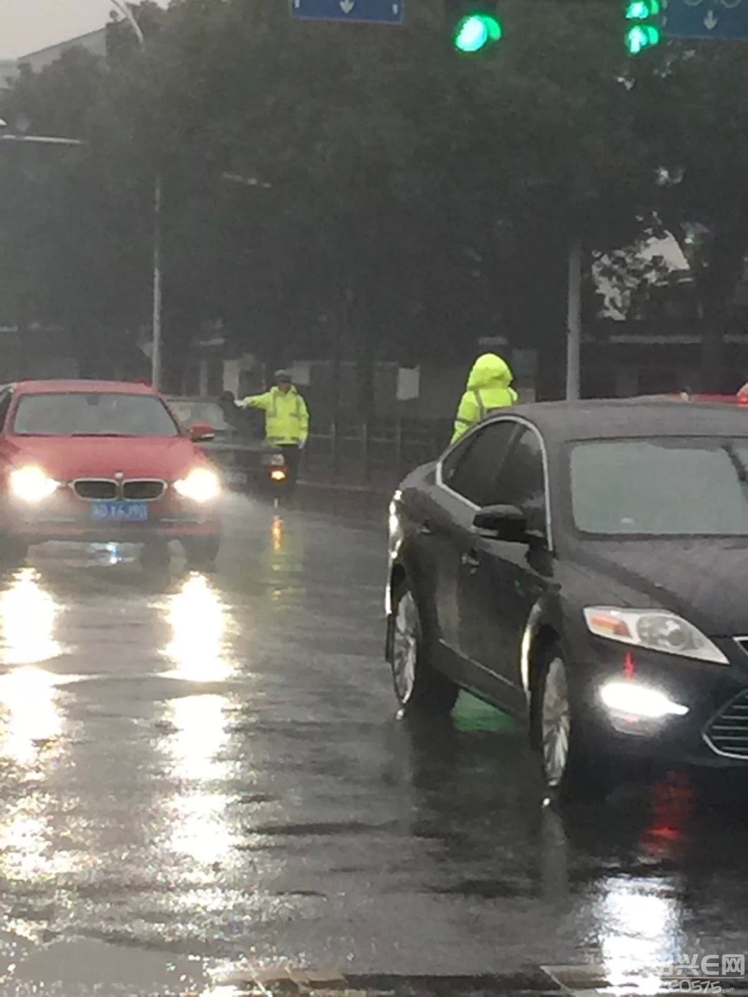 不管刮风下雨依然在位