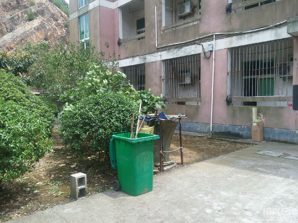 诸暨湄池中学宿舍 让家长很"震惊"