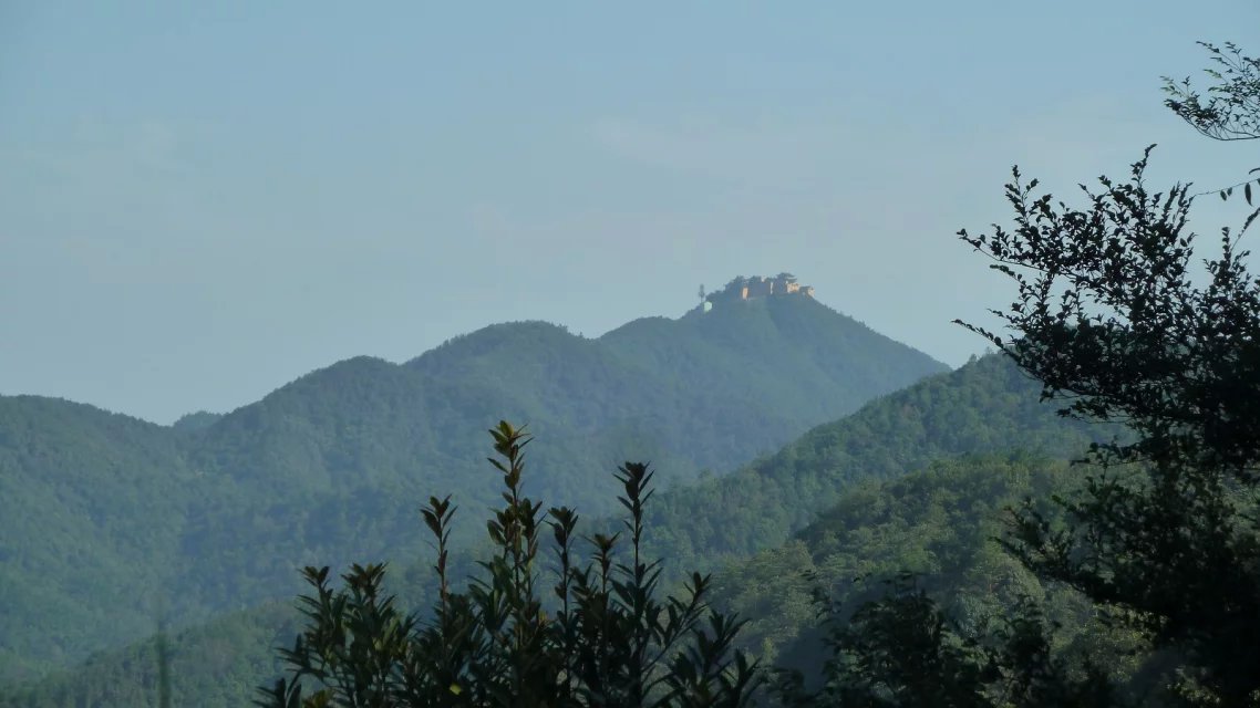 站在山上,能看到东南面大雾尖山头的香山.