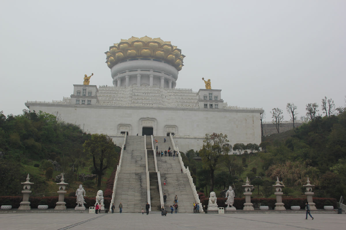 蓝天下的龙华寺与兜率宫