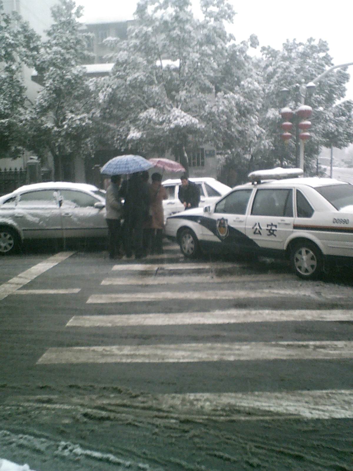 帕萨特为直行车,警车为左转弯,警车(浙d0990警)保险杠部位与帕高清图片