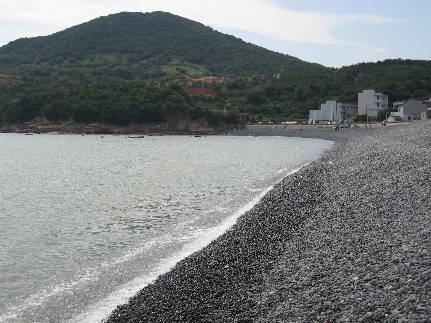 乌石塘景区很特别,海滩上全是黑色鹅卵石,晒晒太阳,听听潮声,真的很