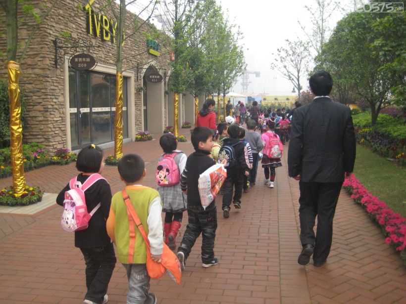 在亲亲家园踏青--柯灵幼儿园的小朋友好可爱啊