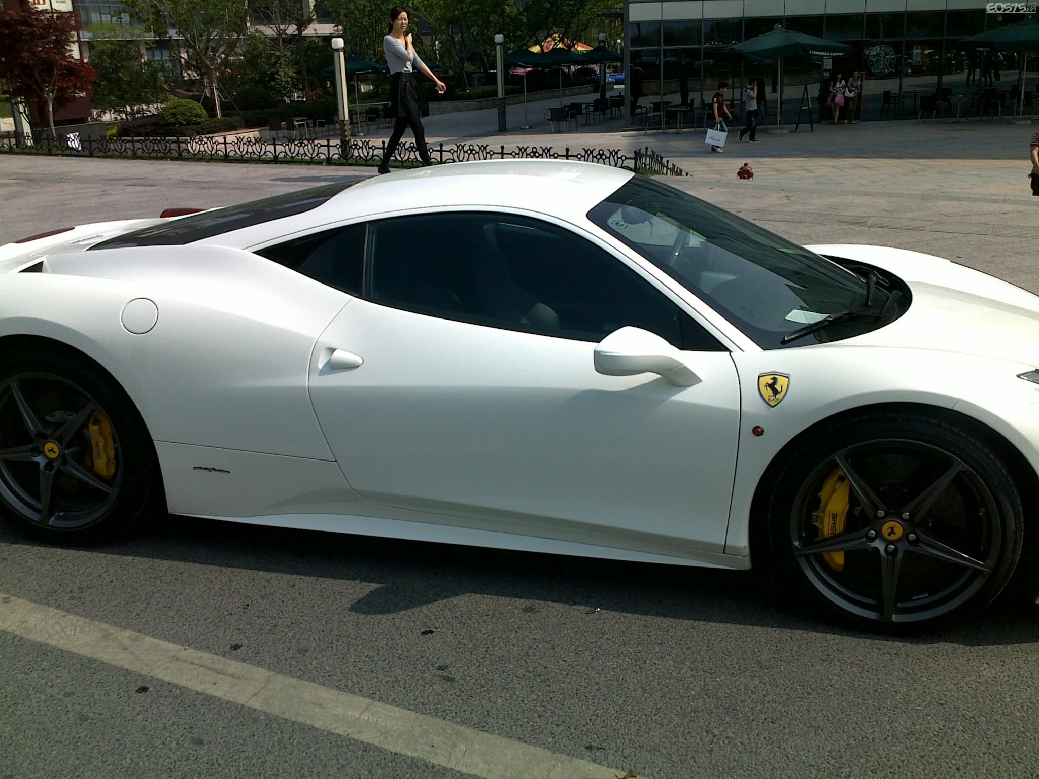 今天在世茂广场停着法拉利458~浙d7777x