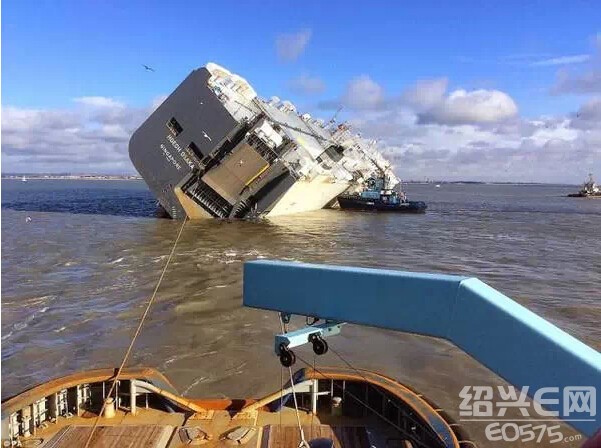 满载一千多辆路虎和劳斯莱斯船翻了!