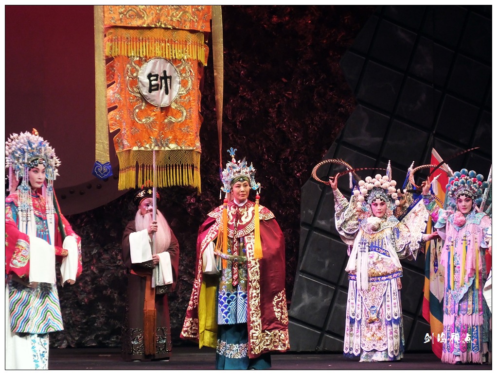 绍剧《佘太君》主演施洁净获白玉兰戏剧表演艺术奖主角奖