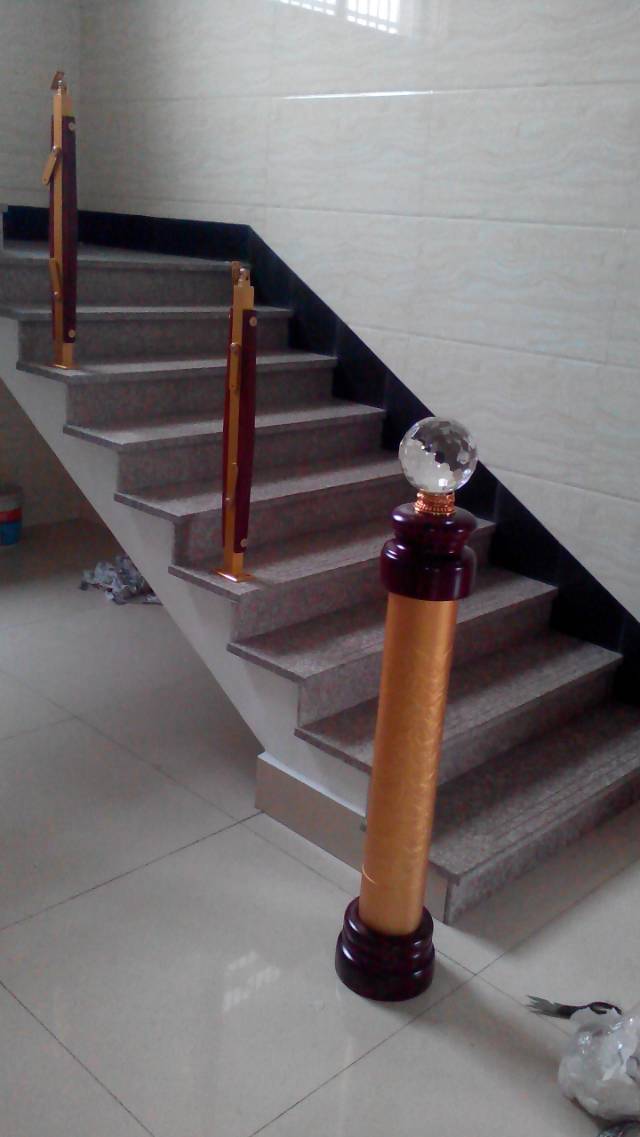 有做楼梯玻璃扶栏的店家吗?