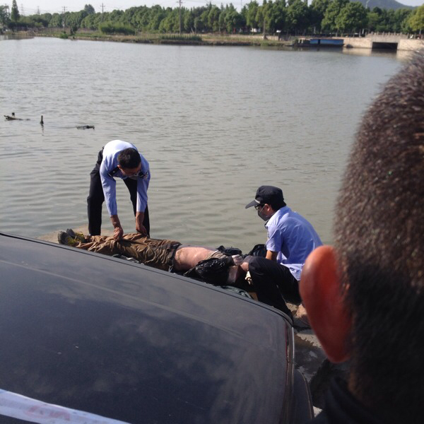 号外号外!柯岩澄村河里出现男性浮尸～～真吓人