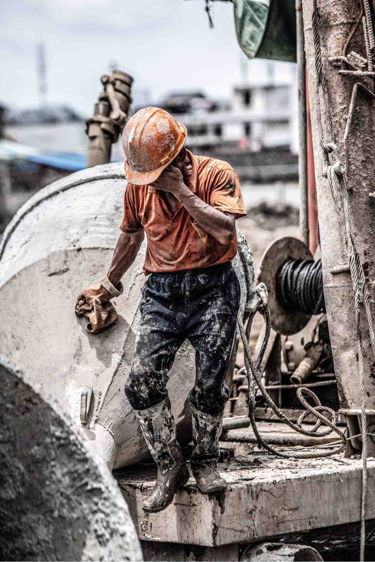 《烈日酷暑下的户外工作者》