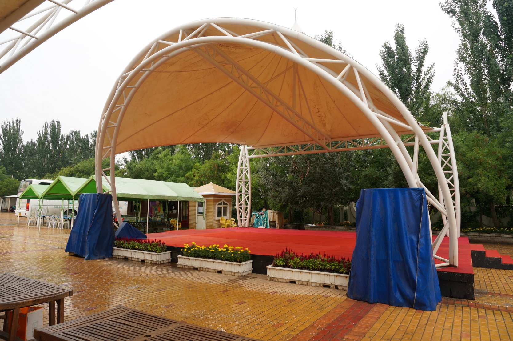 露天舞台空荡荡的,演出活动因雨而停止了,非常遗憾.