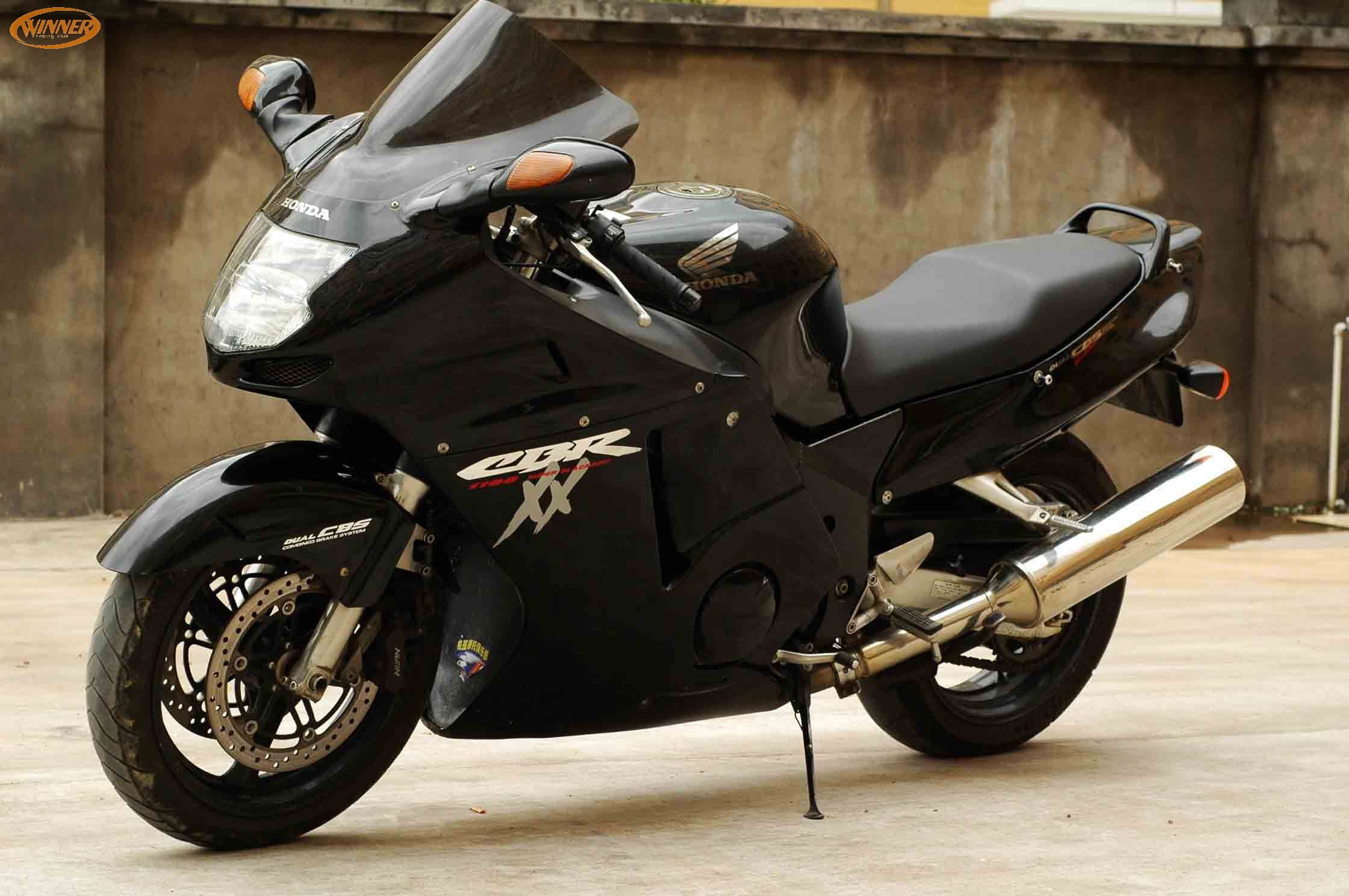 宝马摩托高速路狂飙117公里 车手将被重罚