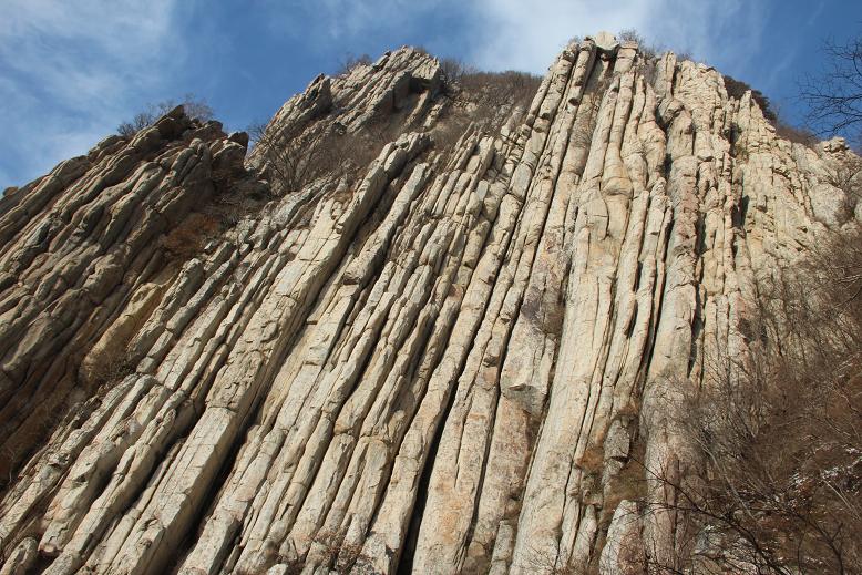 从下面仰视嵩山